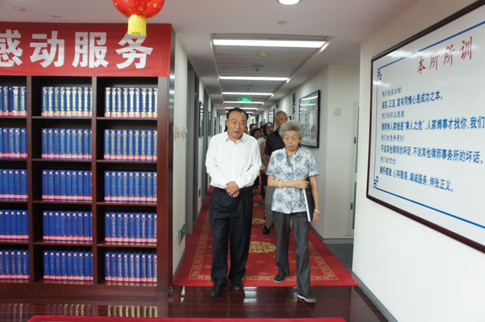 中国法学会党组副书记、常务副会长刘飏来我所参观交流